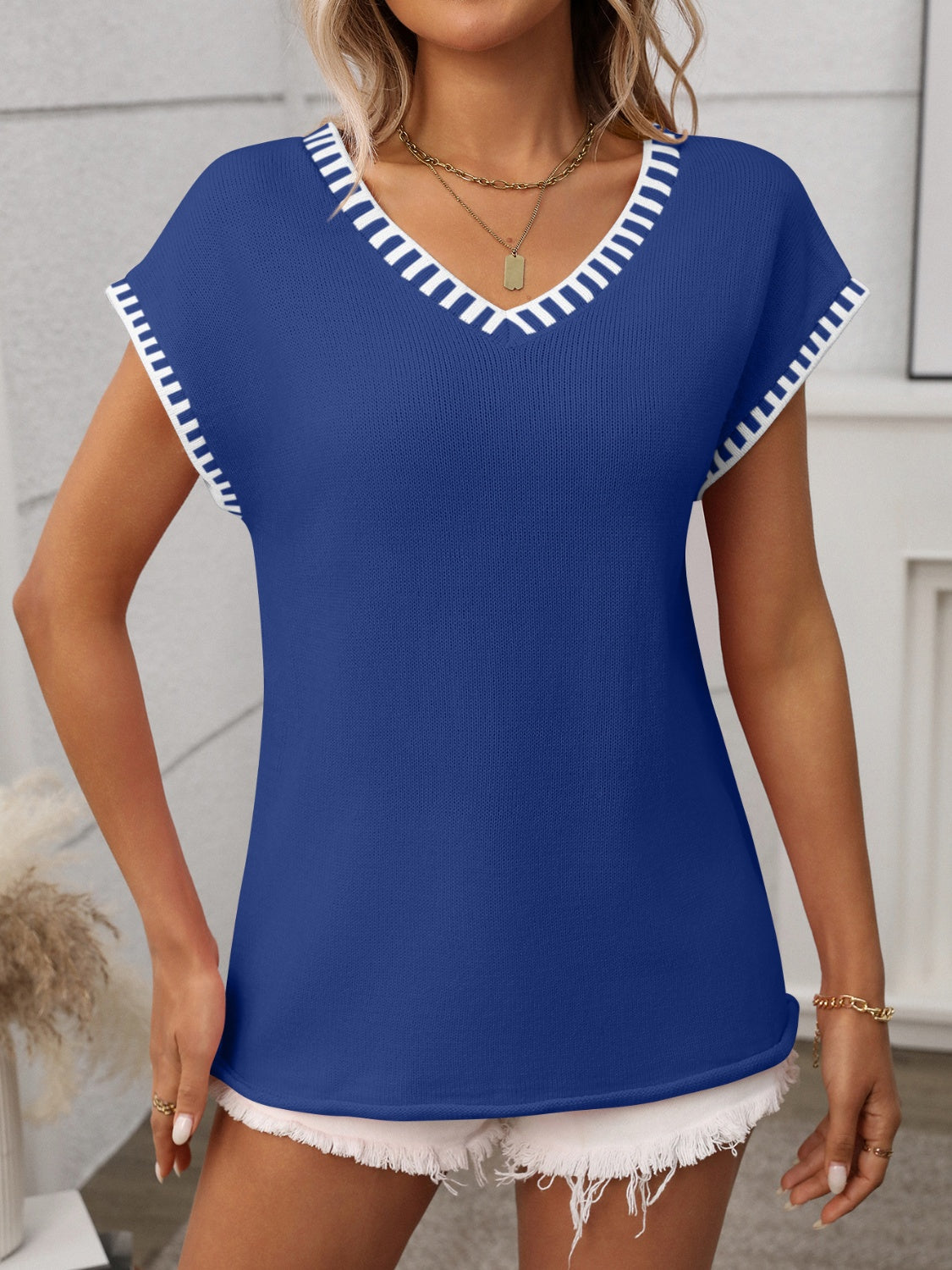 Damen T-Shirt Kurzarm V-Ausschnitt Strick mit Kontrastdetails – lässig & vielseitig | Lea