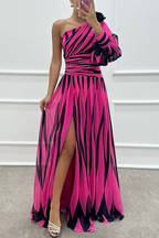 Damen Maxikleid gestreift asymmetrischer Träger plissiert Schlitz – Hochzeit & Partykleid | Anouk
