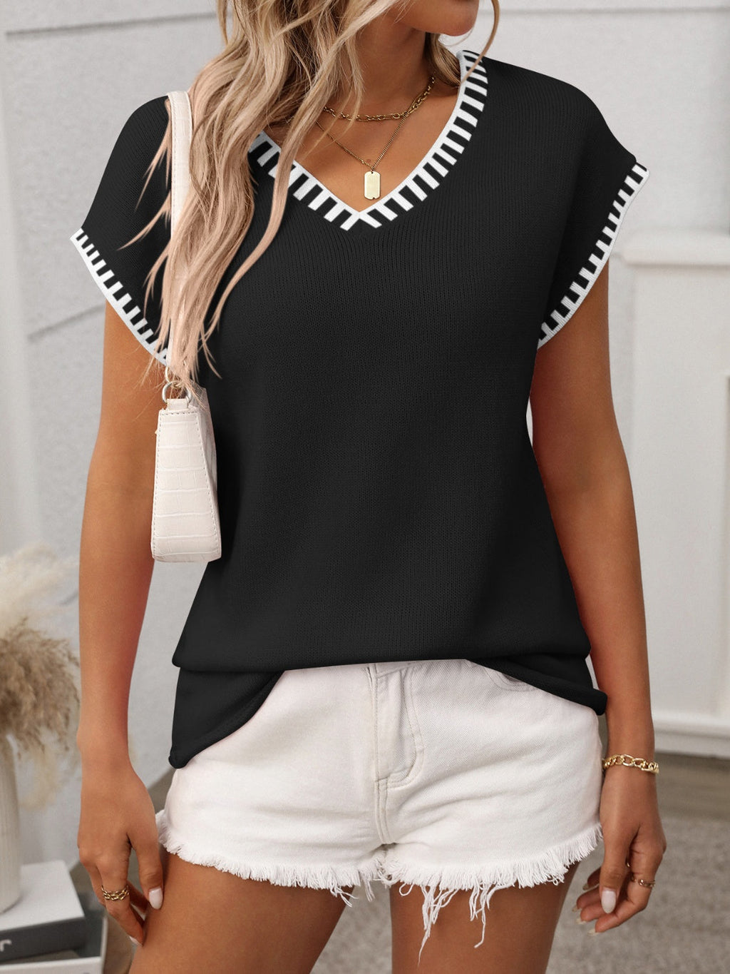 Damen T-Shirt Kurzarm V-Ausschnitt Strick mit Kontrastdetails – lässig & vielseitig | Lea