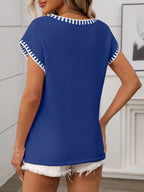 Damen T-Shirt Kurzarm V-Ausschnitt Strick mit Kontrastdetails – lässig & vielseitig | Lea