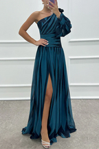 Damen Maxikleid gestreift asymmetrischer Träger plissiert Schlitz – Hochzeit & Partykleid | Anouk