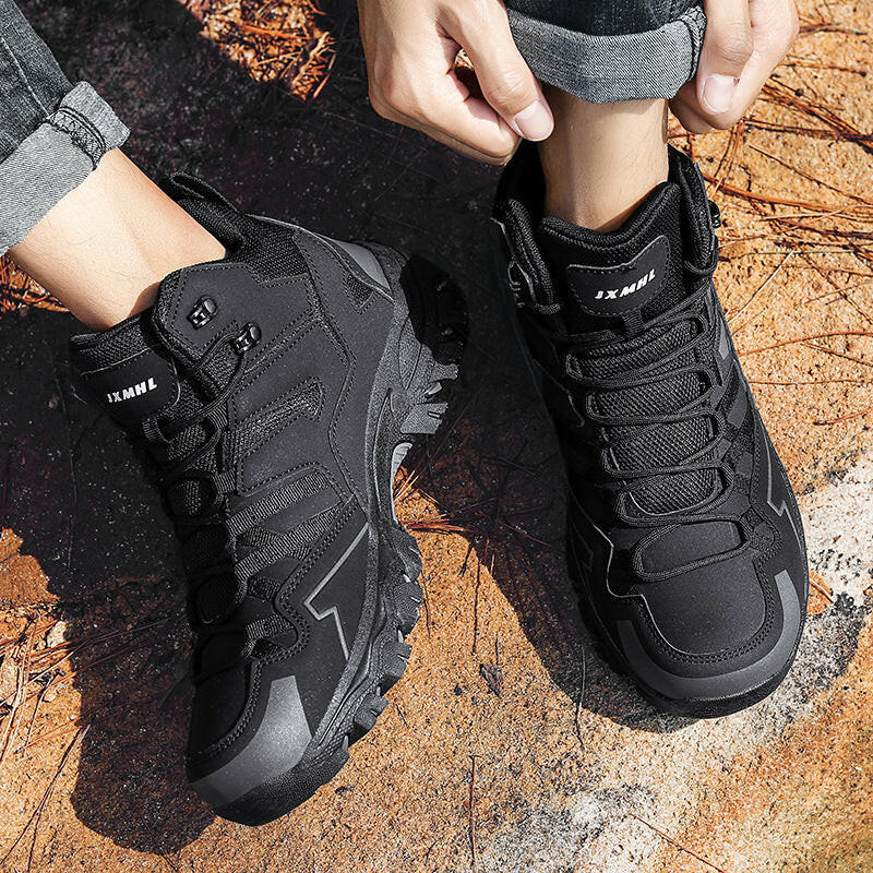 Vogelperspektive eines Mannes mit den schwarzen Outdoor Barfußschuhen von Lamiano bei einem Spaziergang