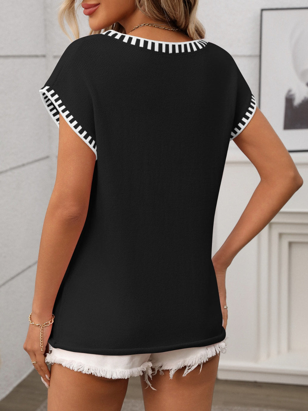 Damen T-Shirt Kurzarm V-Ausschnitt Strick mit Kontrastdetails – lässig & vielseitig | Lea