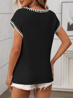 Damen T-Shirt Kurzarm V-Ausschnitt Strick mit Kontrastdetails – lässig & vielseitig | Lea