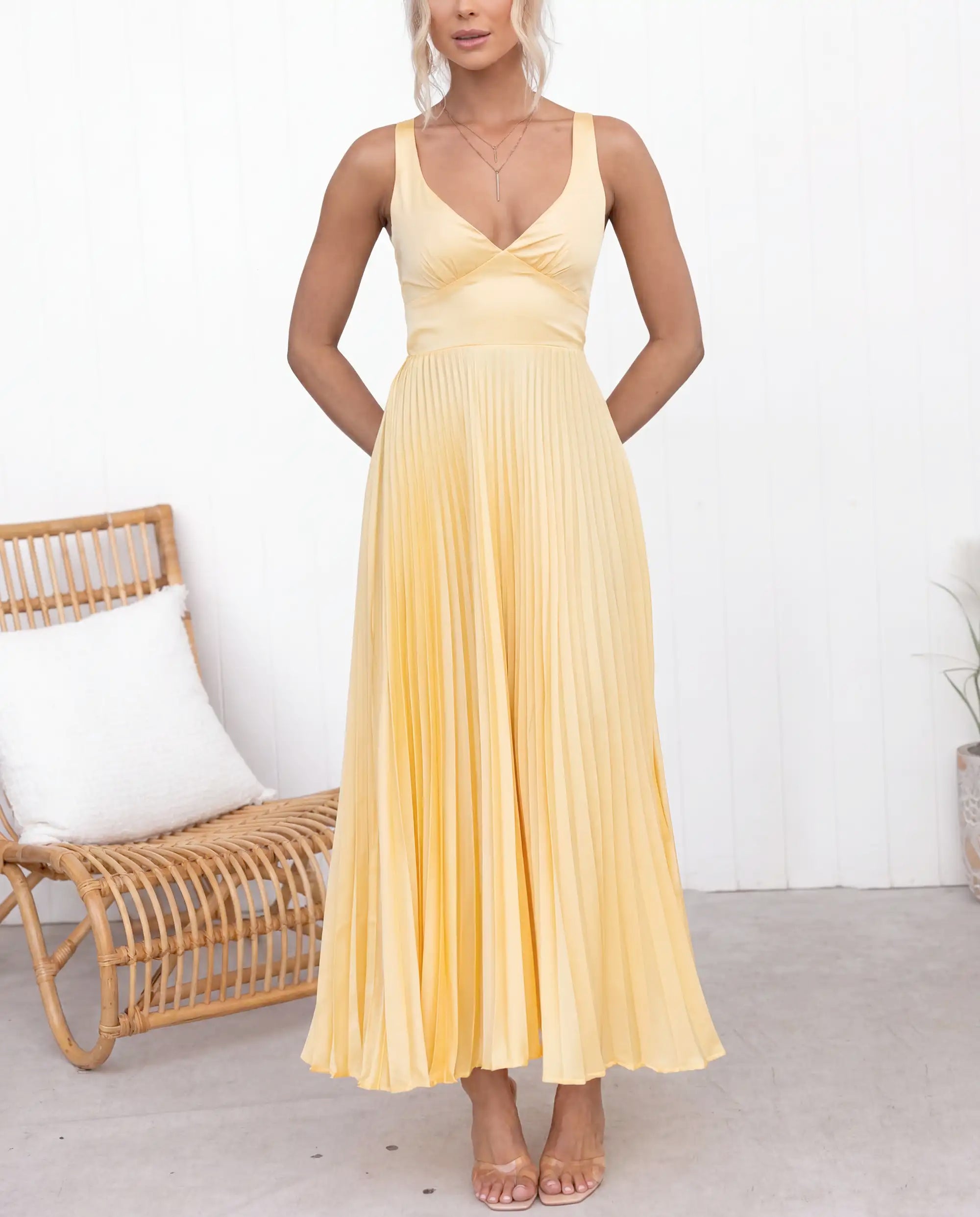 Damen Maxikleid V-Ausschnitt plissiert fließend – Partykleid für Gartenfest & Abend | Liv