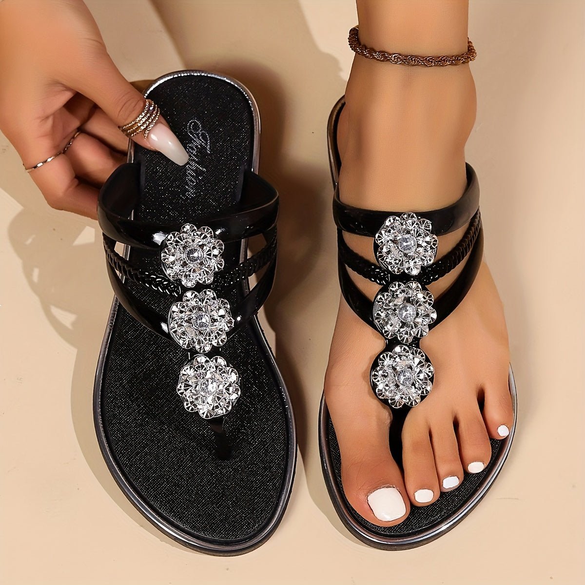 Damen Sandalen flach mit Strass und T-Steg – für Sommer und Urlaub | Anastasia