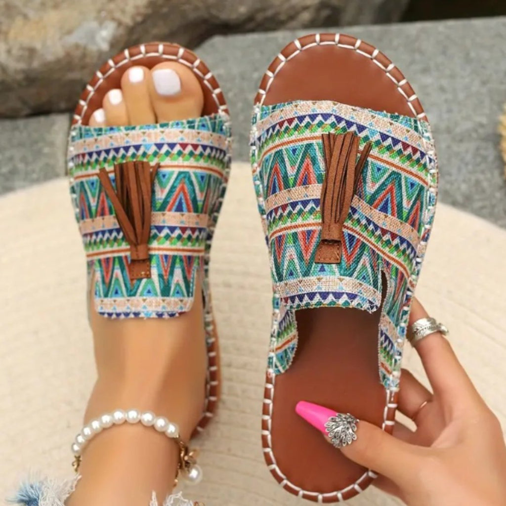 Damen Pantoletten flach Boho mit Quasten – Slip-On für den Sommer | Alma